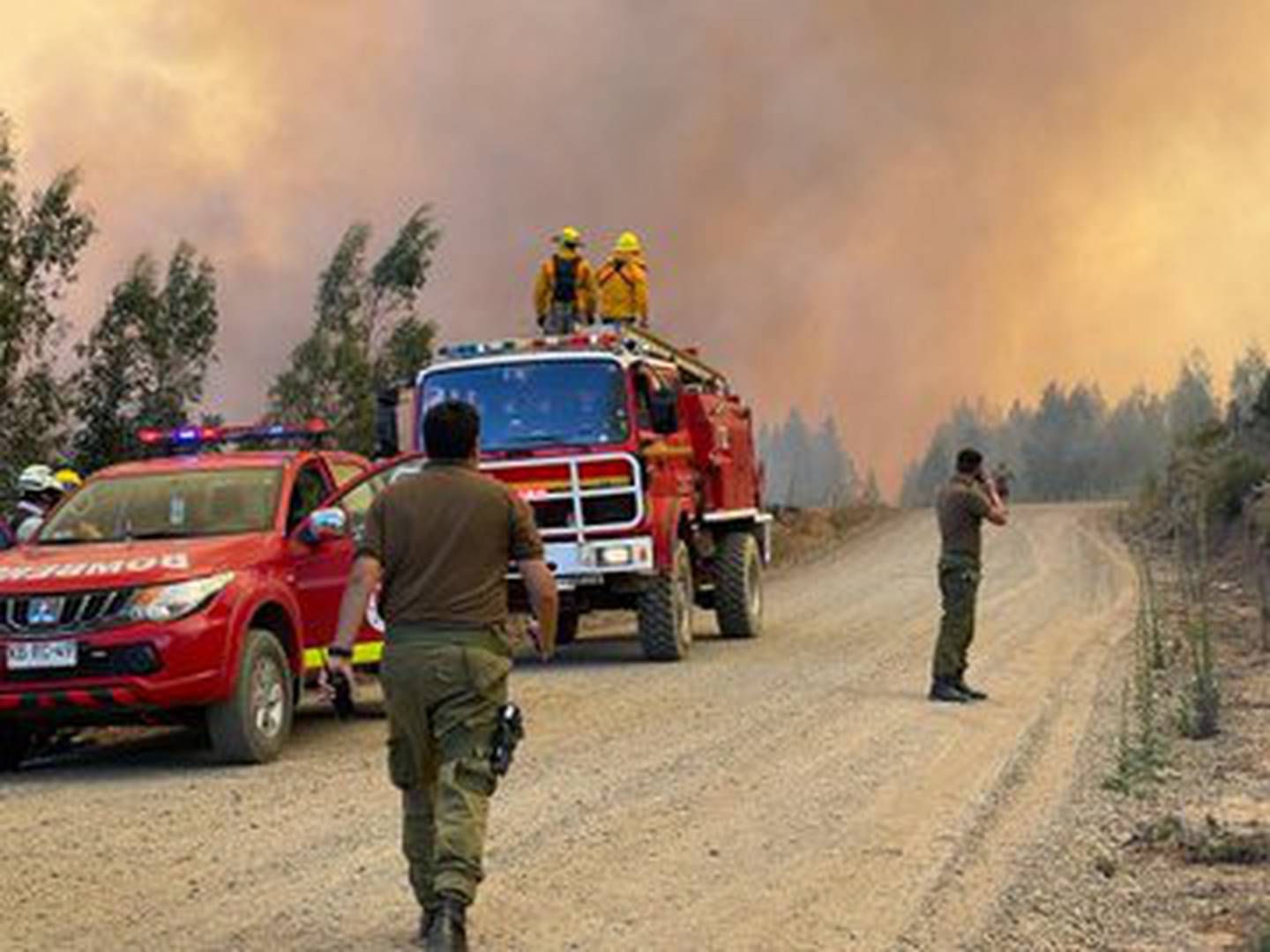Bomberos combaten incendios forestales en Chile. Foto: Twitter de Presidencia de Chile