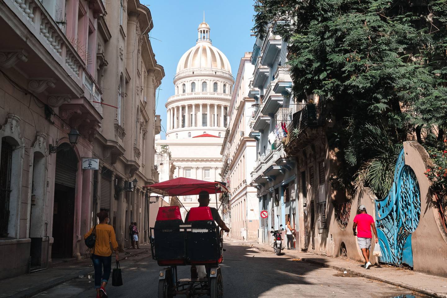 Una persona se dirige al edificio del Capitolio Nacional en La Habana, Cuba, el martes 13 de julio de 2021.