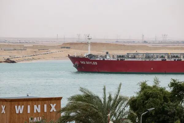 Navios de transporte de petróleo estão evitando cruzar o Mar Vermelho em razão do aumento da insegurança com ataques de rebeldes do Iêmen