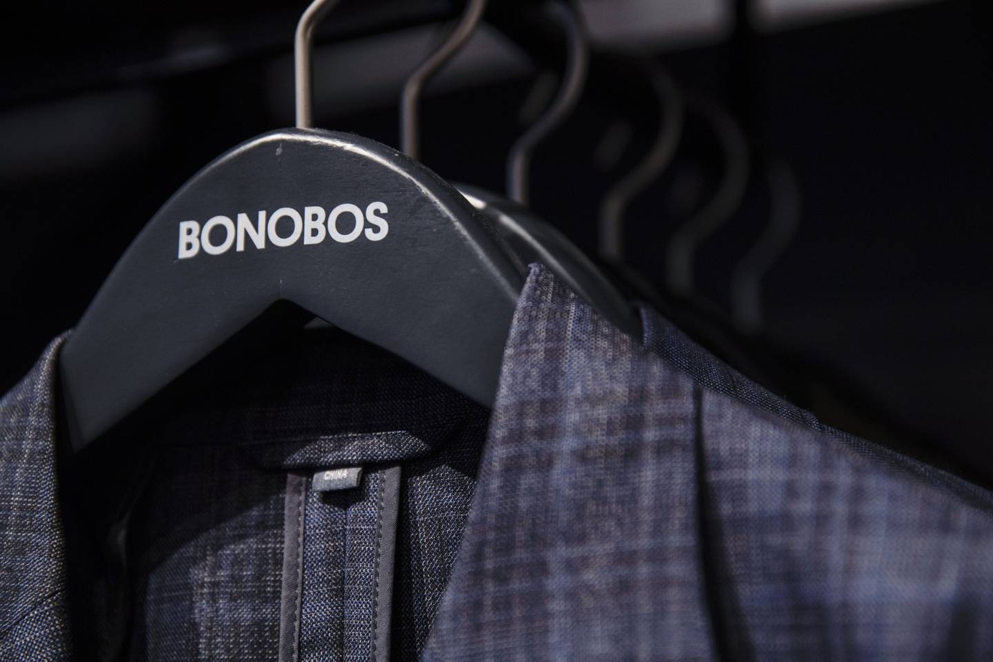 Trajes colgados en exhibición en una "tienda guía" de Bonobos Inc. "en Greenwich, Connecticut, Estados Unidos, el domingo 21 de octubre de 2018. Fotógrafo: Victor J. Blue/Bloomberg