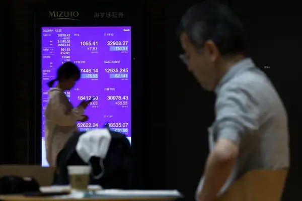 Un tablero electrónico de acciones en el interior del edificio de Yanmar Tokio en Tokio, Japón, el jueves 1 de junio de 2023.