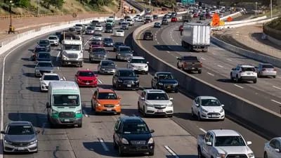 Tráfico en la autopista 50 en Sacramento, California, Estados Unidos, el jueves 24 de marzo de 2022.