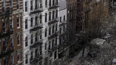 Edificios de departamentos en el barrio East Village de Nueva York, EE.UU., el martes 28 de marzo de 2023.