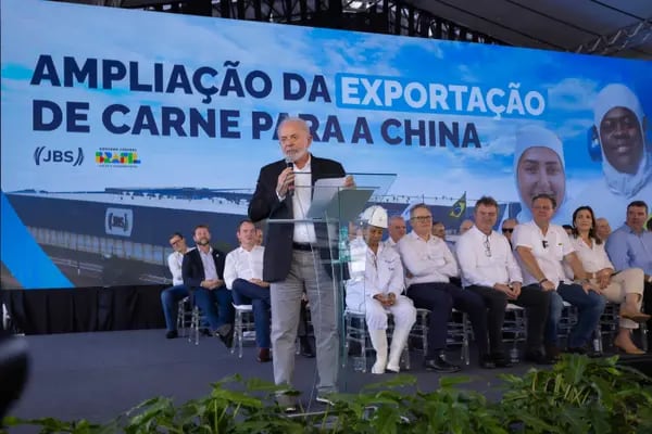 O presidente Lula discursa em evento na planta da JBS em Campo Grande, observado por Gilberto Tomazoni e Joesley Batista (a partir da esq. na primeira fila, a segunda e a terceira pessoa) (Foto: JBS/Divulgação)