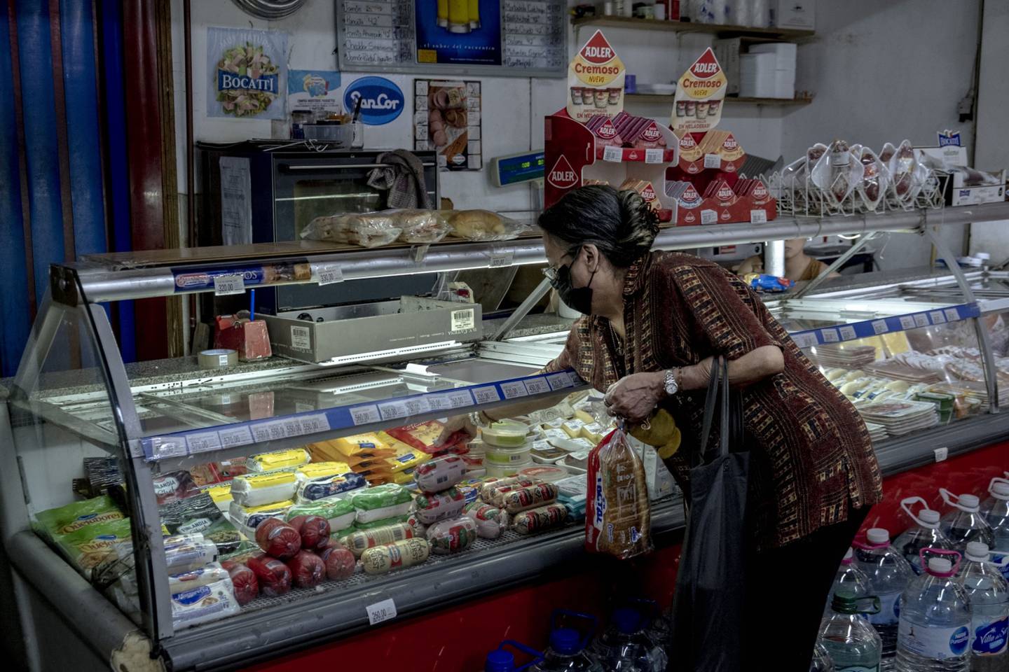Un cliente compra en un supermercado en Buenos Aires, Argentina, el viernes 18 de noviembre de 2022. Fotógrafa: Erica Canepa/Bloomberg