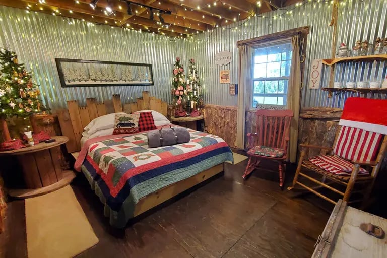 Situada en una granja de árboles, la cabaña tiene un diseño festivo hecho con materiales naturales. (Airbnb)dfd