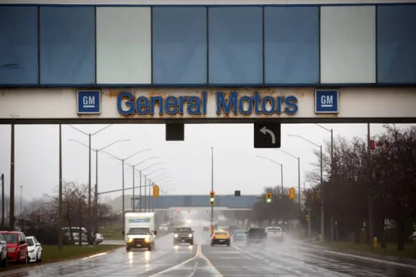 Se muestra señalización en un puente peatonal cerca de la planta de ensamblaje de General Motors Co. planta de ensamblaje de Oshawa en Oshawa, Ontario, Canadá, el lunes 26 de noviembre de 2018.