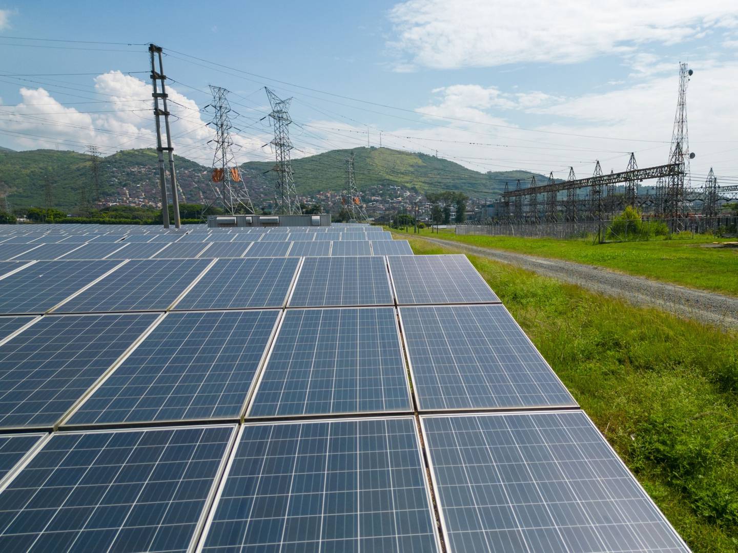 Paneles solares en las instalaciones de una granja en Yumbo, departamento del Valle del Cauca, Colombia, el miércoles 12 de abril de 2023.