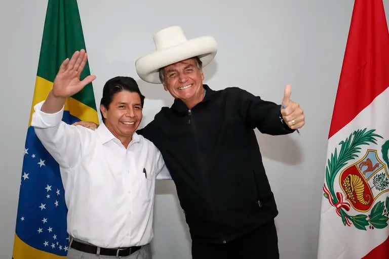 Jair Bolsonaro, presidente de Brasil, a la derecha, se fotografió con el característico sombrero de Pedro Castillo, presidente de Perú, en una imagen publicada en Flickr después de una reunión bilateral en Porto Velho, capital del estado brasileño de Roraima, el 3 de febrero de 2022.Fotógrafo: Alan Santos/Palacio do Planalto/Flickrdfd