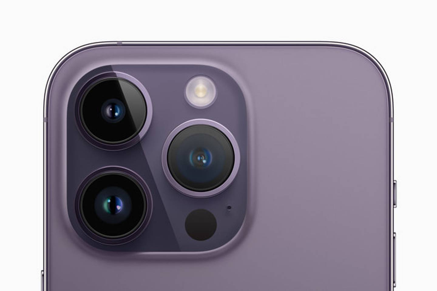 Según Apple, el sistema de cámara profesional del iPhone 14 Pro lleva fotografía computacional aún más lejos con la introducción de Photonic Engine, que mejora el rendimiento en condiciones de luz media a baja en todas las cámaras.