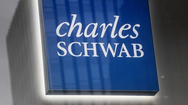 Depósitos da Schwab, corretora dos EUA, caem 30% após crise bancáriadfd