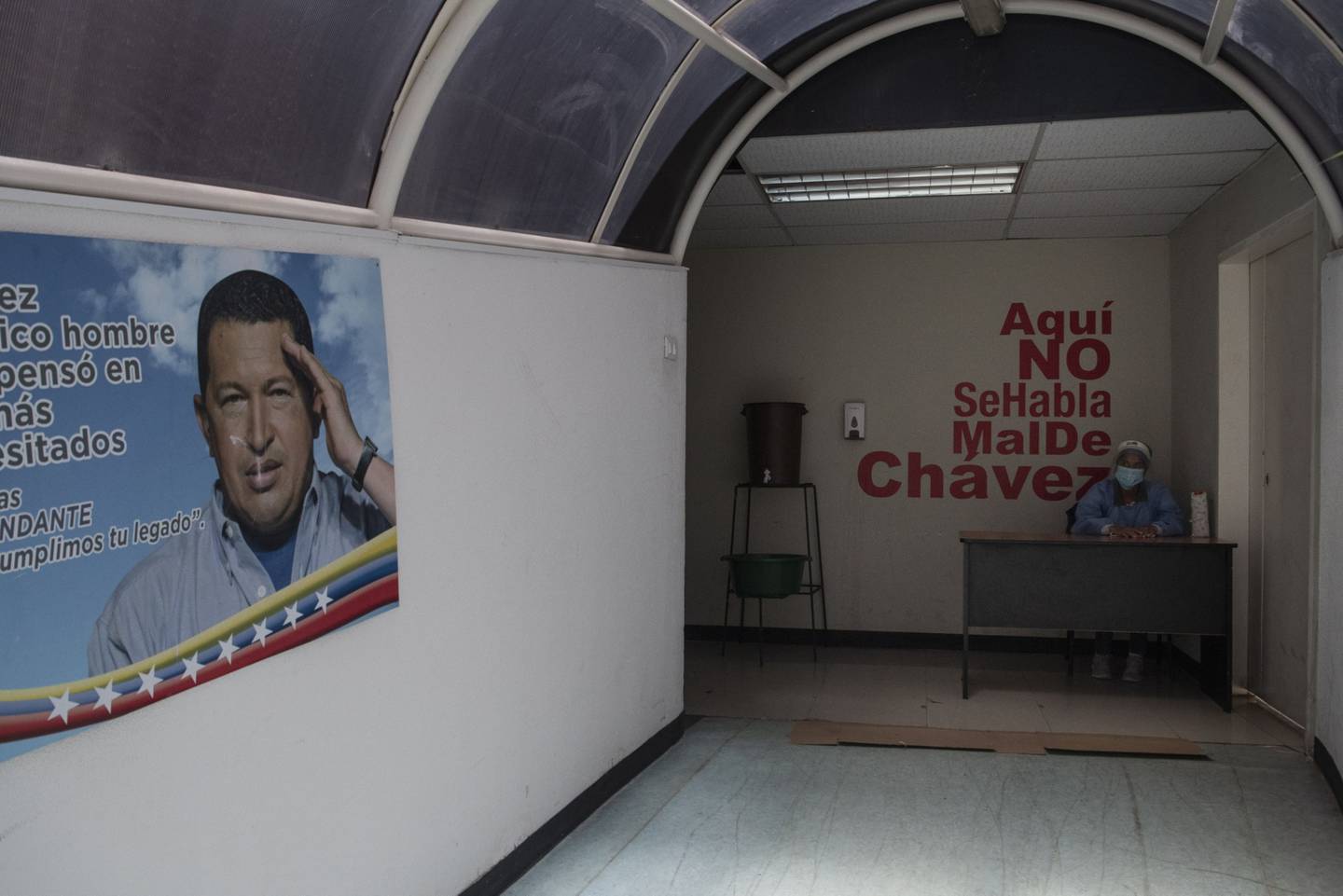 An image of the late President Hugo Chavez at the entrance of the Ana Francisca Perez de Leon II hospital in Caracas, Venezuela, on Wednesday, Aug. 26, 2020. Venezuela, which registered few coronavirus cases in the first months of the pandemic, is now facing a spike and is embracing China's approach of forced isolation combined with other top-down measures. Photographer: Carlos Becerra/Bloomberg