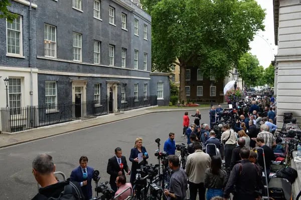 Miembros de los medios de comunicación informan desde el exterior del número 10 de Downing Street en Londres, Reino Unido, el jueves 7 de julio de 2022.