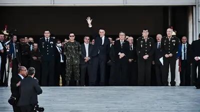 Jair Bolsonaro saluda durante un desfile militar en la capital, Brasilia.