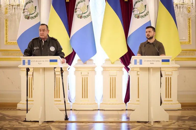 El presidente de Guatemala, Alejandro Giammattei, y su homólogo ucranianio, Volodímir Zelenski, manifestaron sus posturas ante la situación que atraviesa el país europeo.dfd