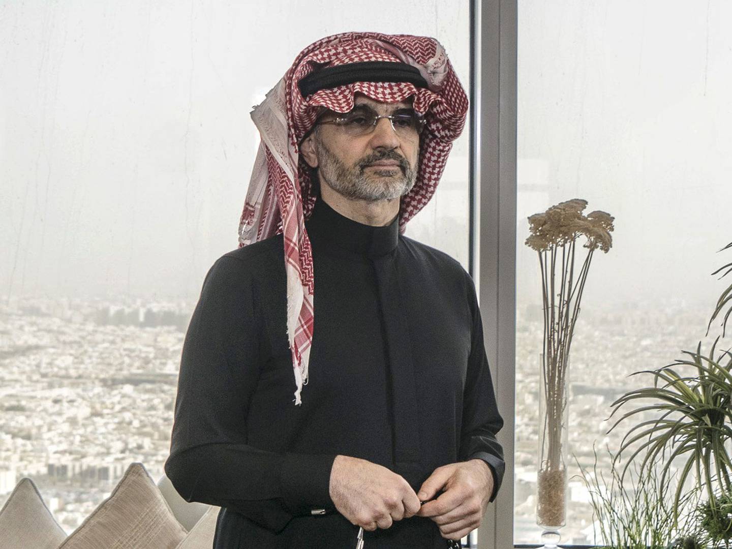 El príncipe Alwaleed Bin Talal, multimillonario saudí y fundador de Kingdom Holding Co, posa para una fotografía en la oficina del ático de Kingdom Holding Co, tras su liberación de 83 días de detención en el hotel Ritz-Carlton en Riad, Arabia Saudí, el domingo 18 de marzo de 2018.