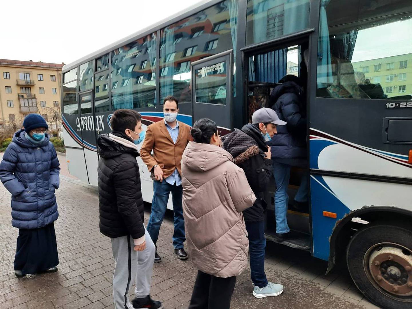 Autobús saliendo de Ivano-Frankivsk rumbo a Rumania con mexicanos apoyados por las embajadas de México en Ucrania y Rumania. (Cortesía: Cancillería de México)