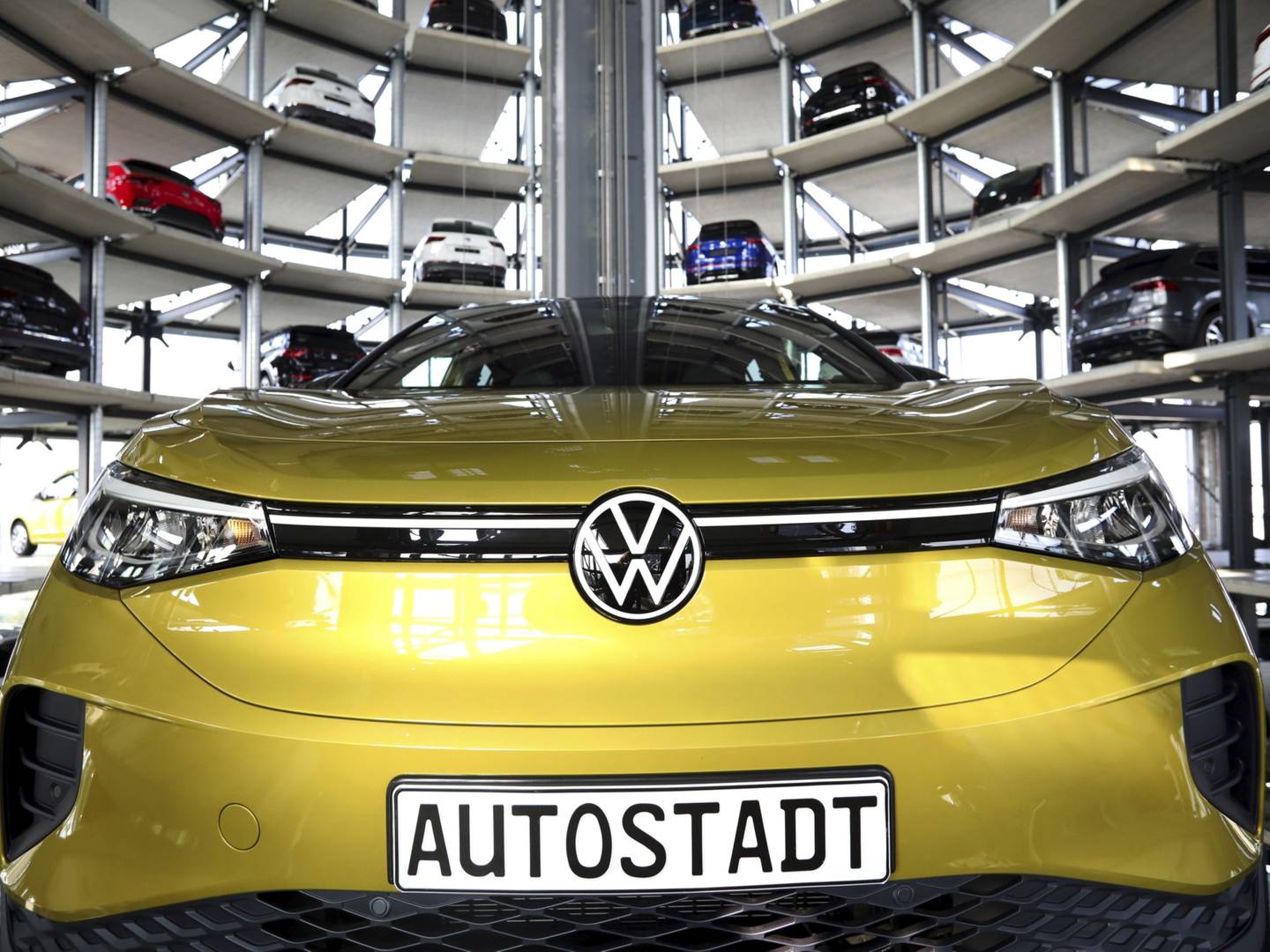 Un Volkswagen ID.4 eléctrico Sport Utility Vehicle (SUV) dentro de las torres de entrega de automóviles de Volkswagen AG (VW) Autostadt, en la planta del fabricante de automóviles en Wolfsburg, Alemania, el viernes 26 de marzo de 2021.
