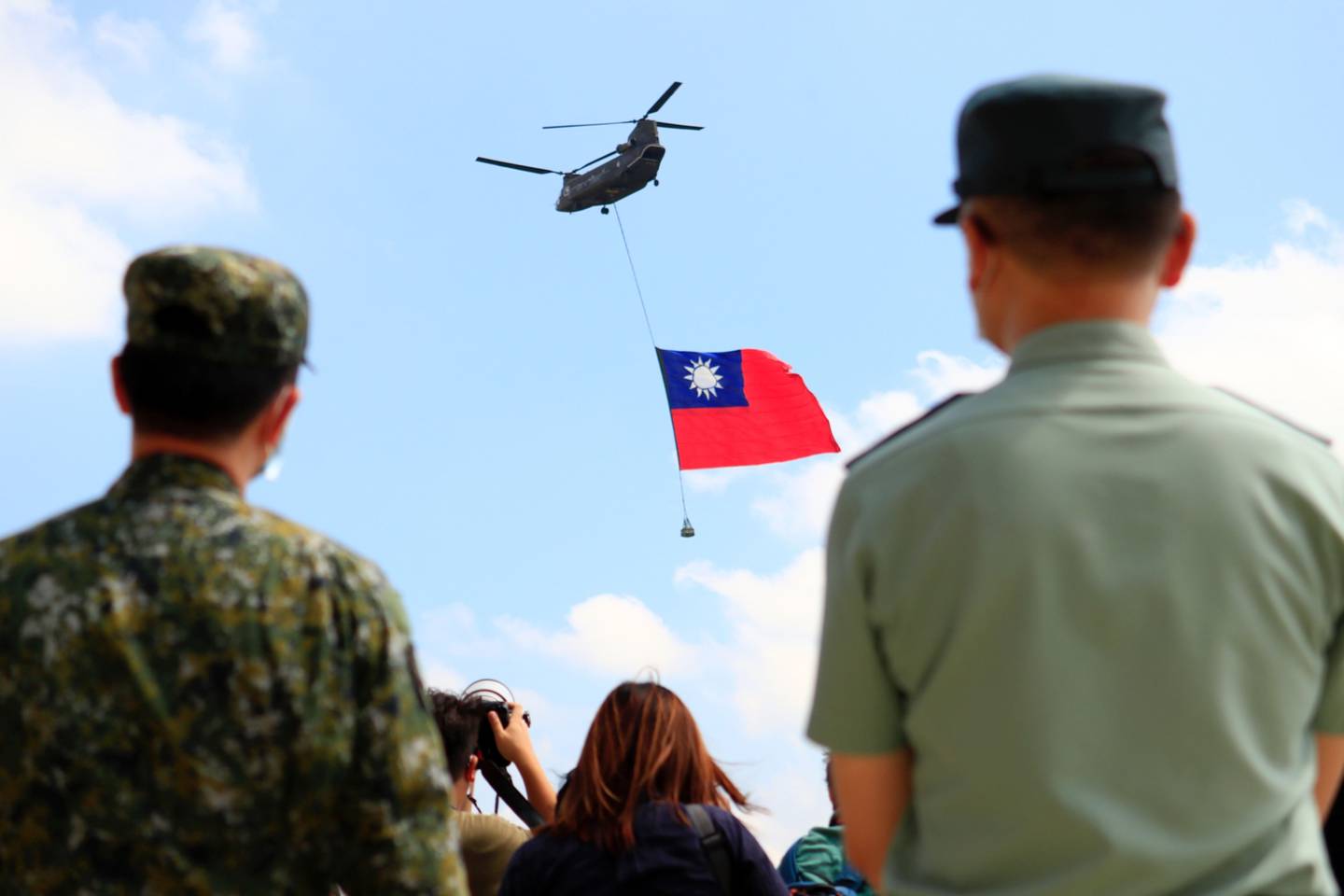 Un helicóptero Chinook con la bandera de Taiwán más grande de la historia sobrevuela un campamento militar, como parte de un ensayo para la actuación de vuelo para la celebración del Día Nacional del Doble Diez de Taiwán, en medio de las crecientes tensiones entre Pekín y Taipei y las amenazas de China, en Taoyuan, Taiwán, 28 de septiembre de 2021. (Foto de Ceng Shou Yi/NurPhoto vía Getty Images)