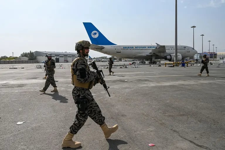 Combatientes de las fuerzas especiales talibanes Badri aseguran el aeropuerto de Kabul el 31 de agosto de 2021 Fotógrafo: Wakil Kohsar / AFP / Getty Imagesdfd