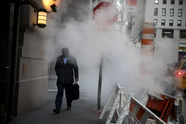 Hombre caminando en la niebla