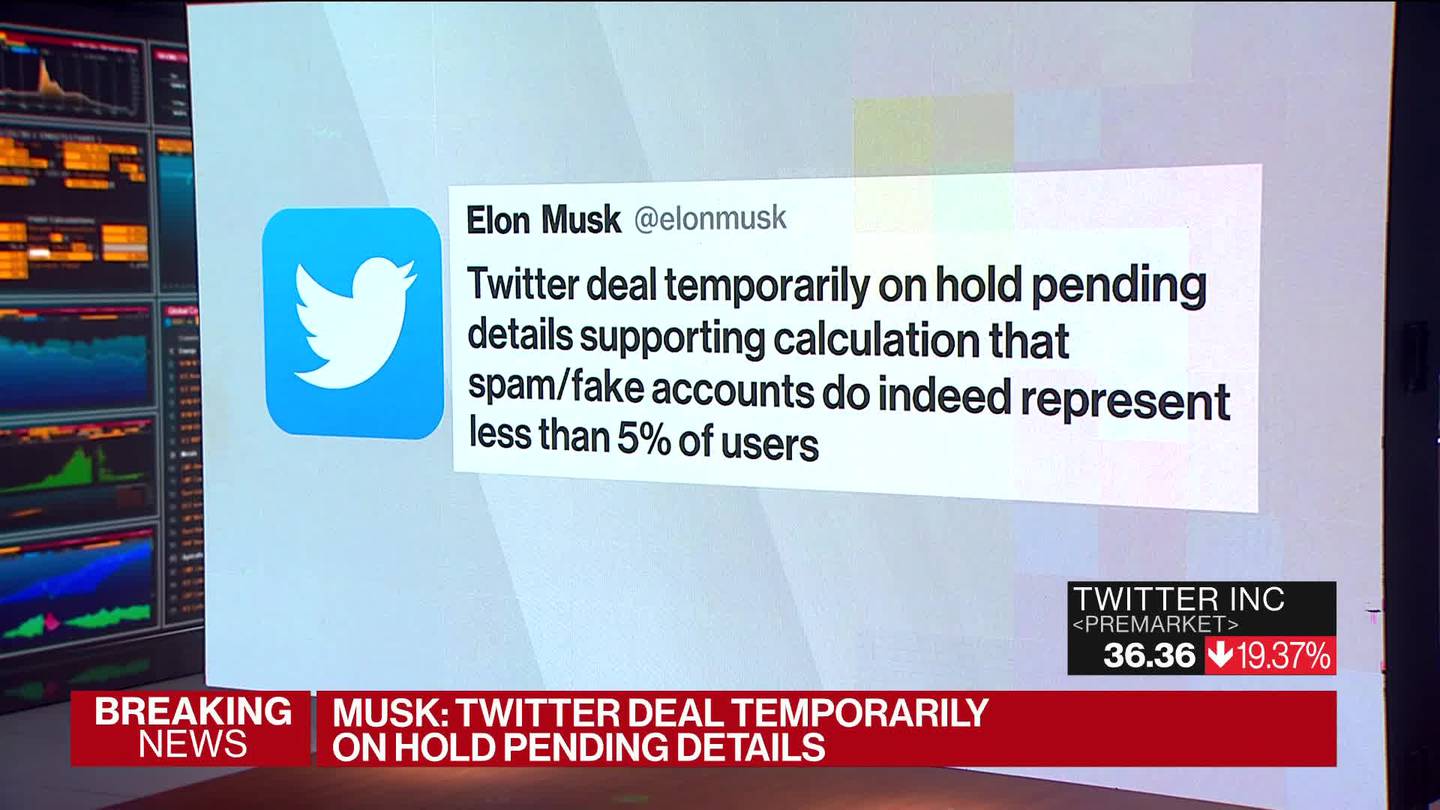 Elon Musk tuiteó el viernes que su acuerdo por Twitter está “temporalmente en pausa, a la espera de detalles que respalden el cálculo de que las cuentas spam/falsas representan menos del 5% de los usuarios”.Fuente: Bloombergdfd
