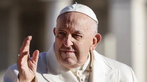 Papa Francisco é internado com infecção respiratória em Romadfd