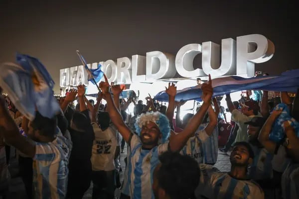 Hinchas de la selección argentina ya palpitan el Mundial de Catar 2022. Photographer: Christopher Pike/Bloomberg
