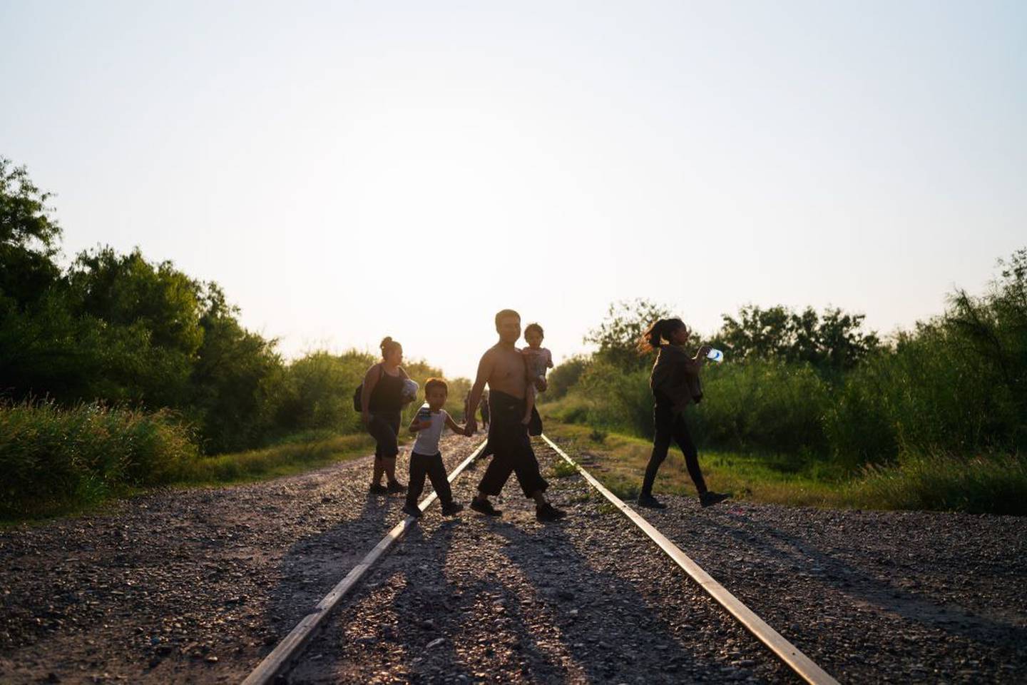 Inmigrantes caminan hacia la patrulla fronteriza después de cruzar el Río Grande, el 21 de junio de 2021 en La Joya, Texas.