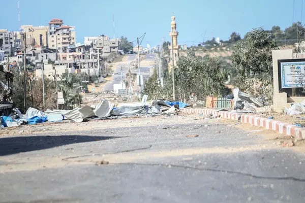 Escombros bloquean la carretera de Salah al-Din en el distrito de Mughraqa, en el centro de la Franja de Gaza, el lunes 20 de noviembre de 2023. Se prevé que los combates en la Franja de Gaza cesen durante cuatro días. Fotógrafo: Ahmad Salem/Bloomberg