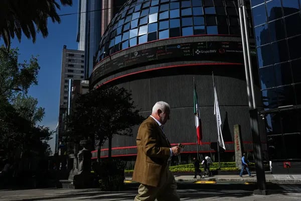 Pedestrians pass in front of the Bolsa Mexicana de Valores SAB, Mexico's stock exchange, in Mexico City, Mexico, on Monday, Dec. 3, 2018. Mexican airport bonds rallied after the government said it will buy back a portion of debt sold to finance the now-scrapped $13 billion project, suggesting a more market-friendly approach from newly inaugurated President Andres Manuel Lopez Obrador. The Mexican Bolsa IPC index rose 1.1 percent at 42,174.03 in Mexico City. Photographer: Cesar Rodriguez/Bloomberg