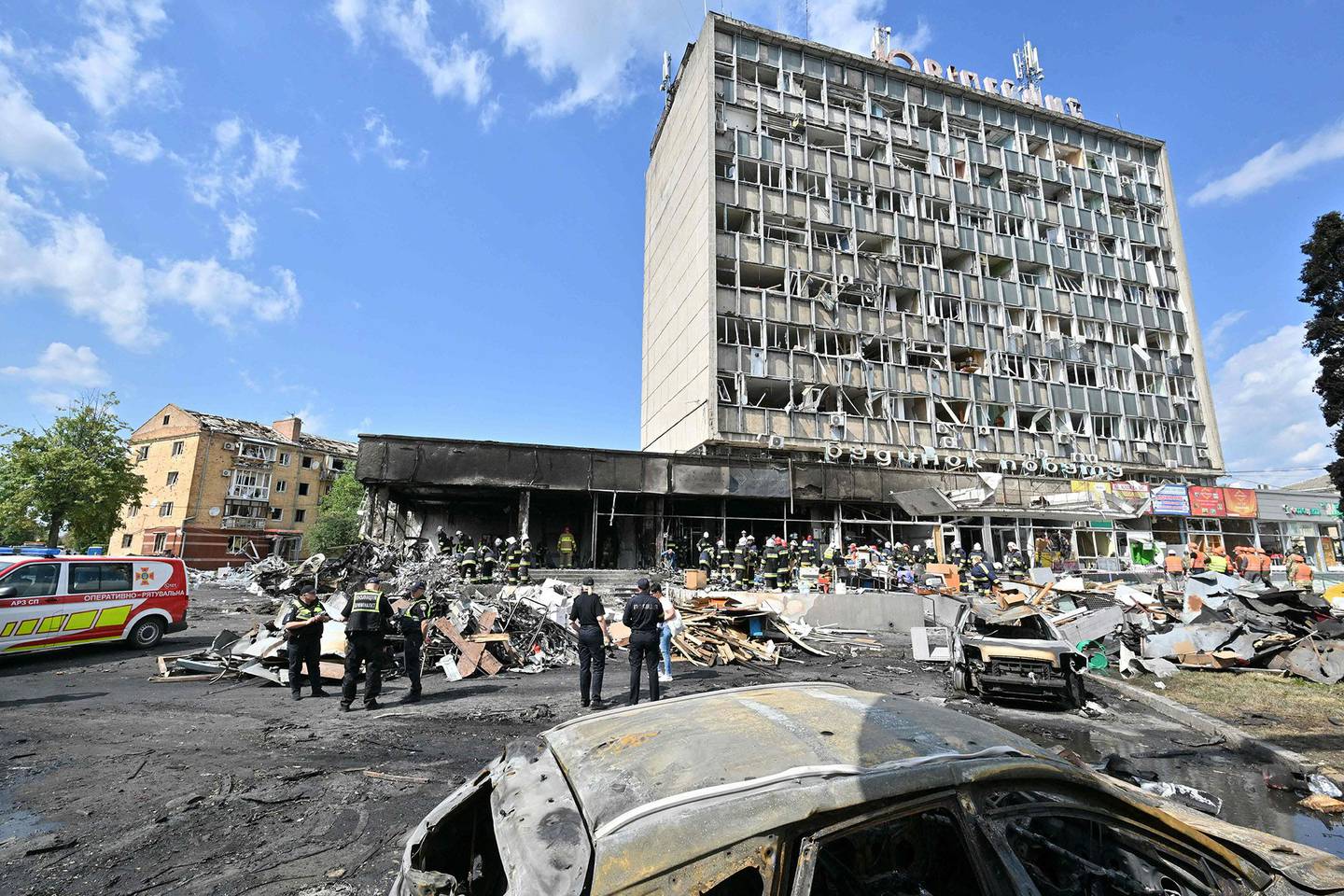 Los bomberos inspeccionan un edificio dañado tras un ataque aéreo ruso en la ciudad de Vinnytsia, en el centro-oeste de Ucrania, el 14 de julio de 2022.