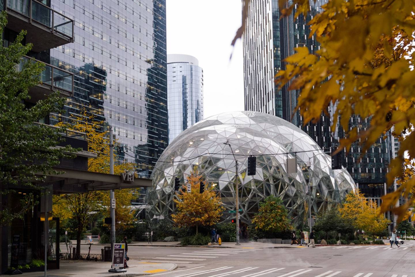 Un repartidor pasa por delante de las esferas de Amazon, parte del campus de la sede de Amazon, en el barrio de South Lake Union de Seattle, Washington, Estados Unidos, el viernes 22 de octubre de 2021.
