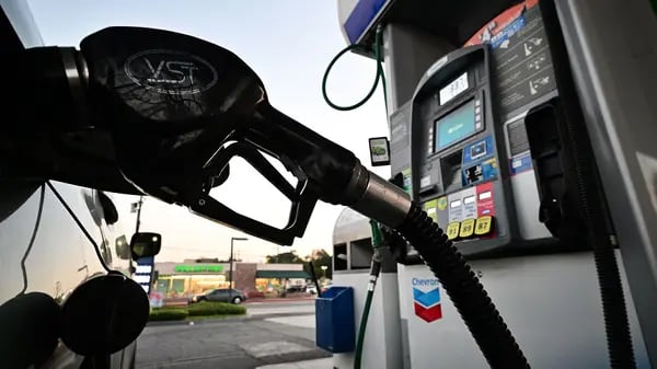 Posto de gasolina nos EUA. Preços de combustíveis impulsionaram o Índice de Preços ao Consumidor dos EUA em março