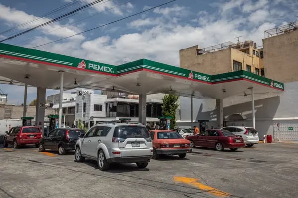 Automóviles formados para recargar gasolina en una estación de servicio de la franquicia de Petróleos Mexicanos (Pemex).