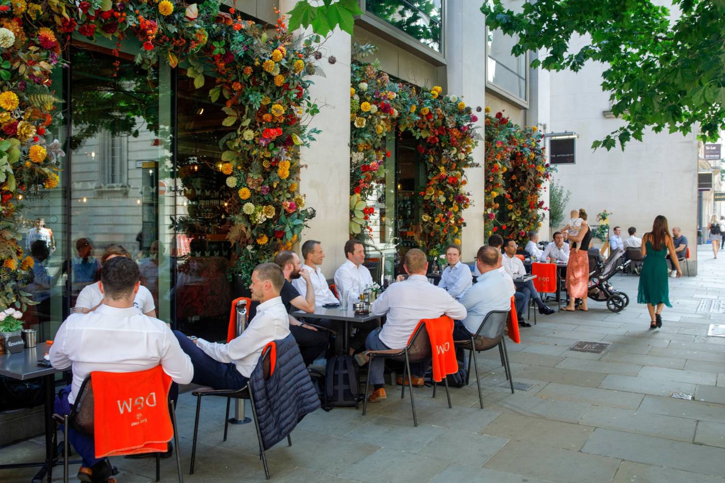 Trabajadores sentados frente a un restaurante en la ciudad de Londres, Reino Unido, el martes 20 de julio de 2021.