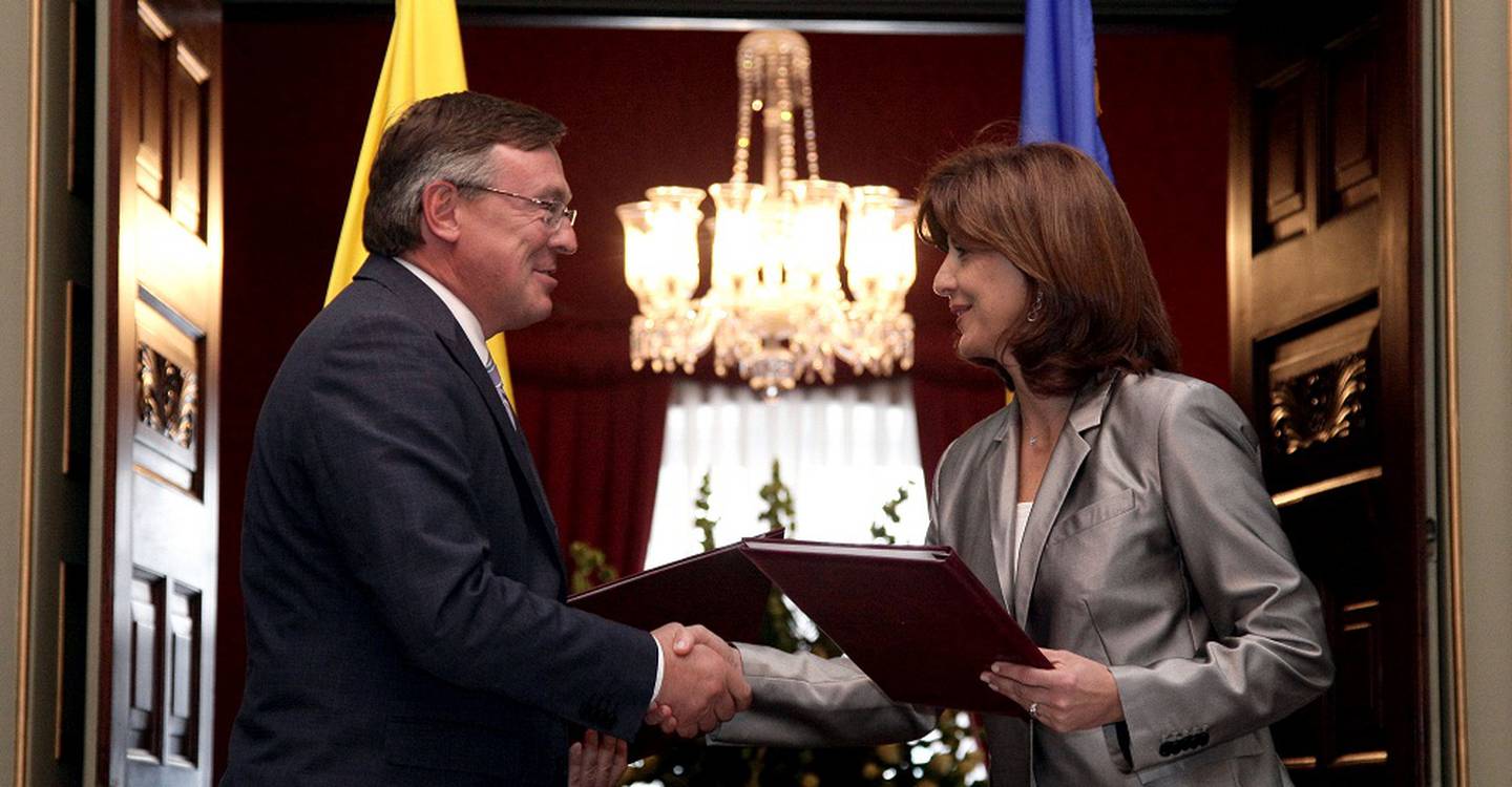 La exministra de Relaciones Exteriores colombiana, María Ángela Holguín, con su entonces homólogo de Ucrania, Leonid Kozhara, en Bogotá en 2013.dfd