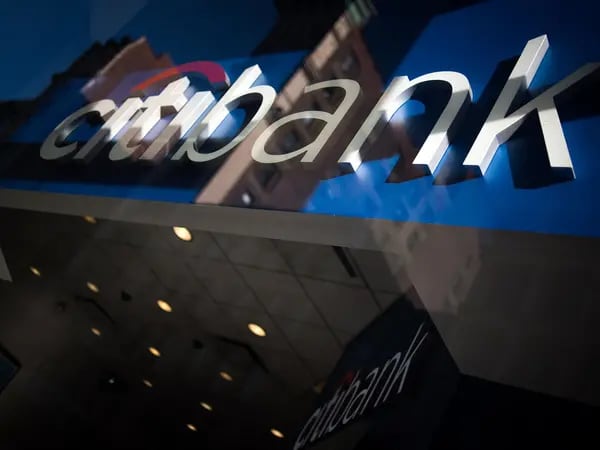 El logo de Citigroup visto desde una ventana en una sucursal del banco en Nueva York.