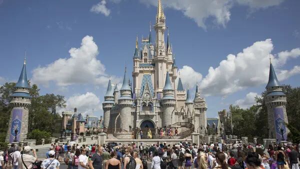 Governador da Flórida revoga isenções fiscais da Disney, mas mantém crédito milionáriodfd