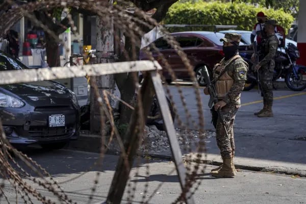 El Salvador ordena un estado de emergencia nacional para contener la violencia pandillera.