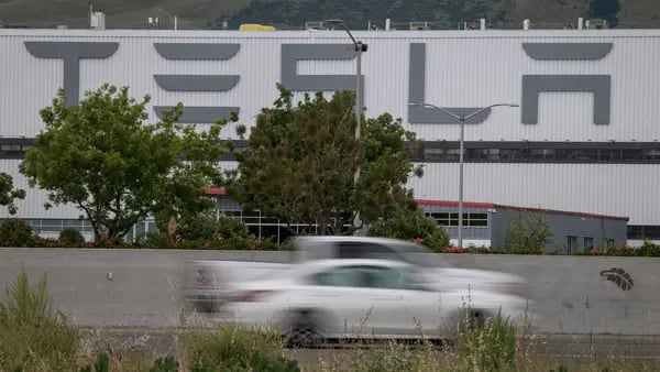 Tesla cortará mais de 10% de sua força de trabalho, diz Musk a funcionáriosdfd