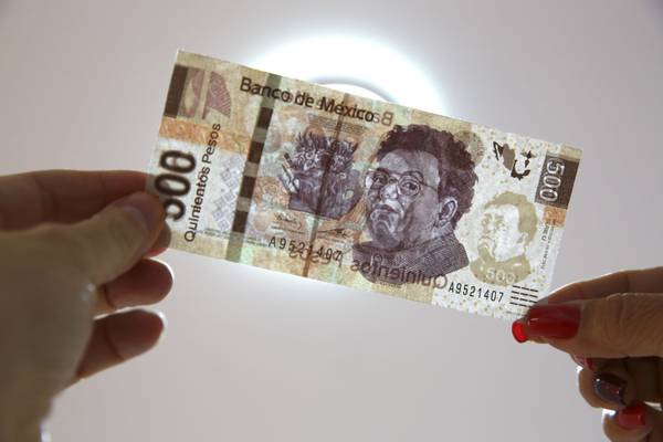 Peso mexicano anota nuevo máximo de siete años frente al dólardfd