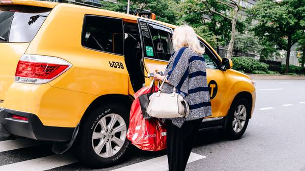 Taxistas de NY piden primer ajuste de tarifas en una década ante inflación dfd