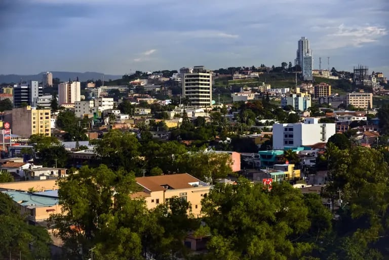 El Sky Residence Club, al fondo a la derecha, el edificio más alto de la ciudad, se alza en Tegucigalpa, Honduras. Fotógrafo: Meridith Kohut/Bloombergdfd