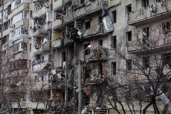 Un edificio dañado por la artillería rusa en Kiev
