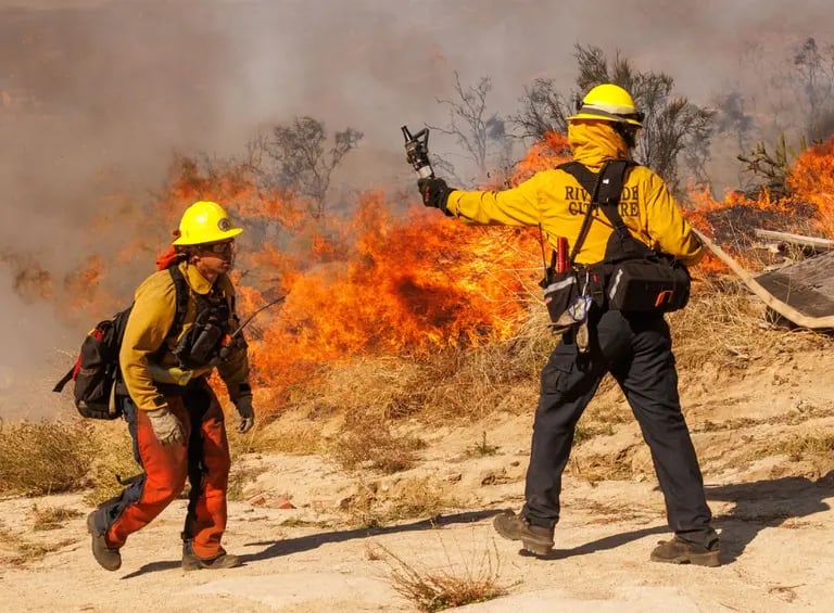 Un fuego obliga a miles a evacuar el sur californiano mientras bomberos tratan de apagarlodfd