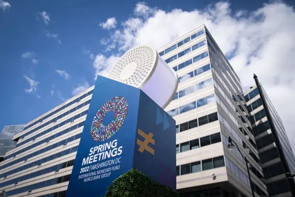 Señalización de las reuniones de primavera del Fondo Monetario Internacional (FMI) y del Banco Mundial frente a la sede del FMI en Washington, D.C., Estados Unidos, el martes 19 de abril de 2022.