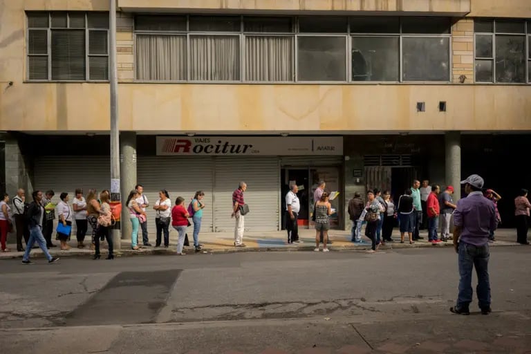 La gente espera en la fila afuera de un centro de empleo en Medellín, Colombia, el miércoles 18 de mayo de 2016.dfd