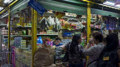 Así es como la inflación está asfixiando a las tiendas de barrio en Colombiadfd