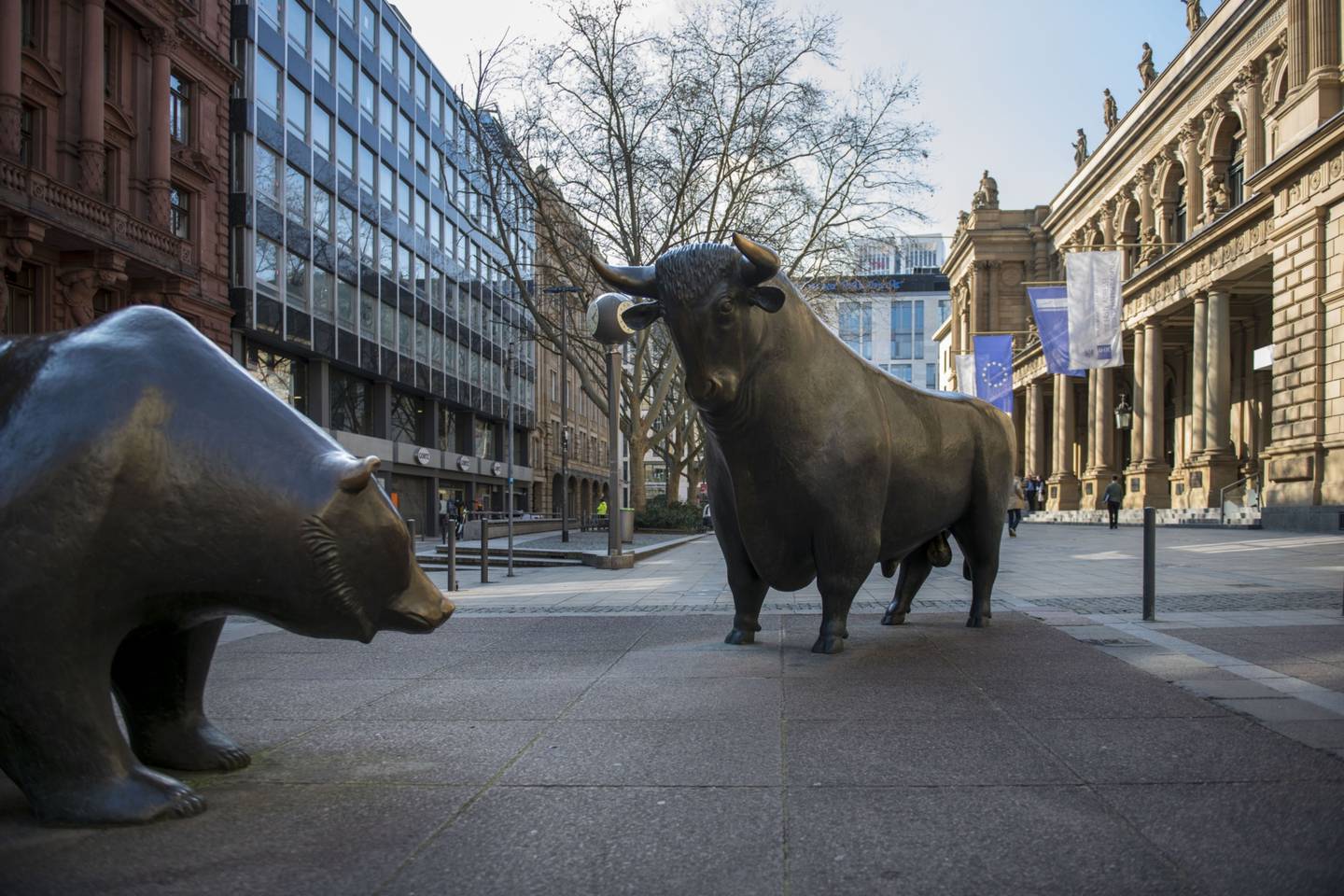 O bear market representa o mercado acionário em baixa, em oposição ao bull market, que simboliza bolsas em alta